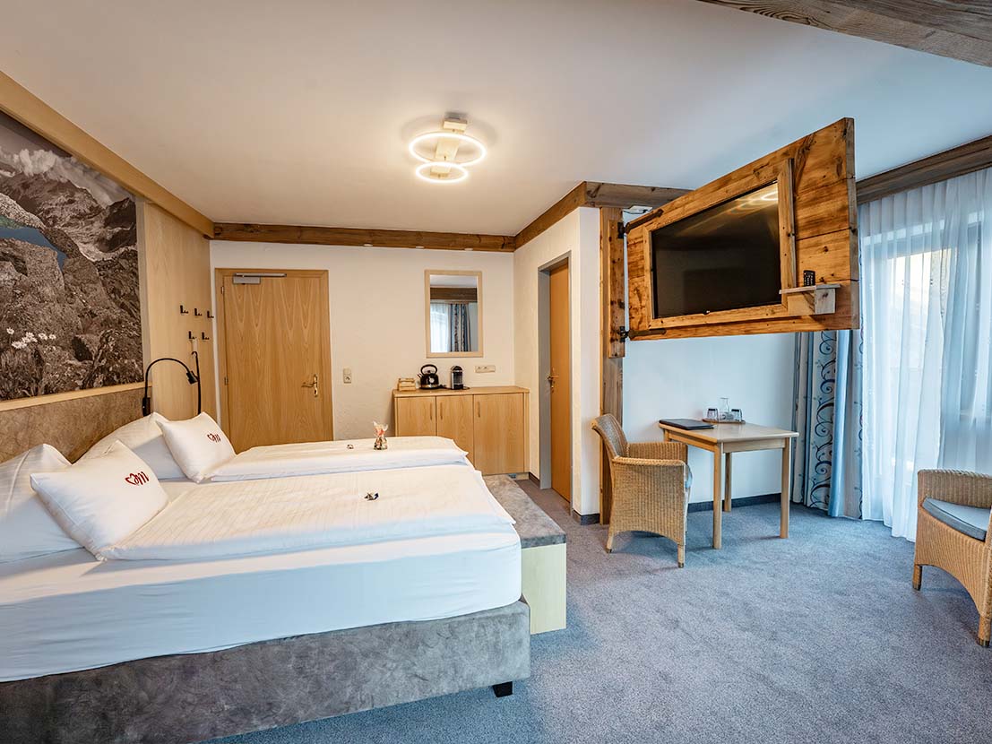 03 michaela eder zimmer bergsee tuer